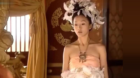 太平公主真是太大胆了，穿个抹胸找母后，没想到母后也要穿一样的
