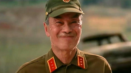 这名越军老上校古灵精怪，最后一个笑容把大家逗笑