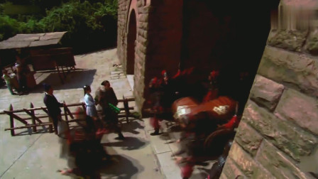 电影片段：一群官兵押运不义之财，结果被游侠红牡丹截获！