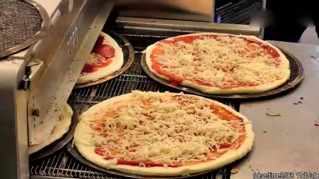 正宗的意大利披萨怎么做出来的？烤的外焦里嫩，看的口水直流！