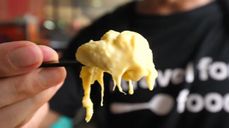 马来西亚吉隆坡的街头美食，外国大叔吃得很嗨，榴莲冰激凌绝对是榴莲爱好者的福利