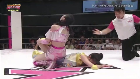 日本女子摔角 被掰腿也要挣扎 爬到绳边对方就必须放开了