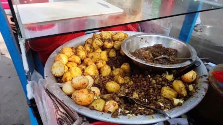 印度街头的特色小吃，老板做用油纸当盘子，卡片当勺子就吃了！