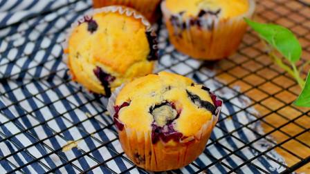 超好吃的蓝莓马芬蛋糕来啦 松软香甜 简单易学