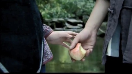 姑娘请小伙吃苹果，还问他想不想吃更甜的，小伙顿时心都慌了