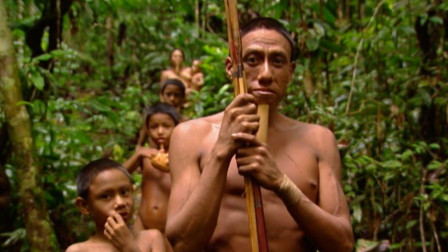 此原始部落仅剩152人，人人都把木棍植入下巴，木棍越长越美