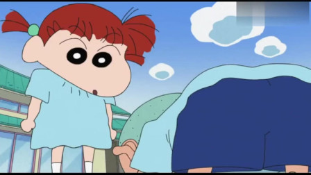 正男为了让小爱倒追自己,开始模仿小新的一举一动