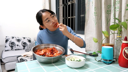 打工妹：晚饭做海鲜，两斤大虾加辣椒，装在铁盆猛吃猛吃真过瘾