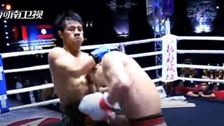 武林风：坤霸特抗击打能力很强，对王俊玉进行持续1分钟重击
