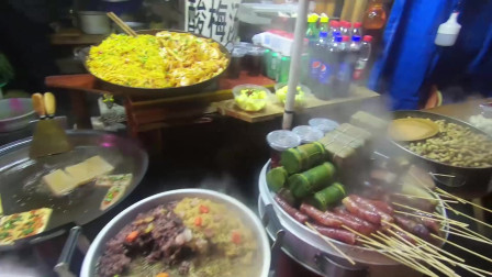 贵州小吃很诱人！夜市街全是热乎乎的特色美食，看到哪个都想尝尝
