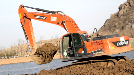 挖掘机挖土挖沙视频 工程车施工汽车工作表演视频