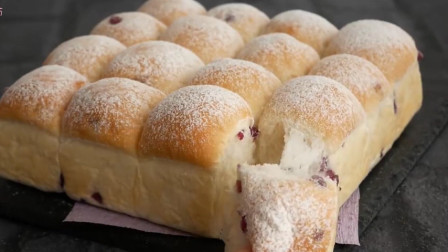 「烘焙教程」超松软的蓝莓果酱面包，淡淡的水果奶香味