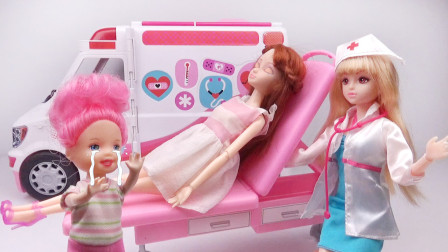 芭比娃娃生病晕倒了，女儿打电话叫来救护车，送往医院！