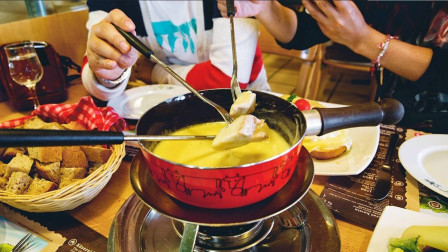 比中国臭豆腐还难忍，瑞士奇葩奶酪火锅，当地人喜欢沾着吃