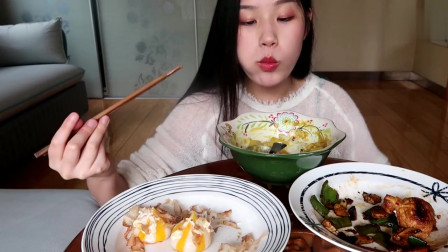 高颜值美女吃饭很注意吃相, 她的侧脸真是太美了