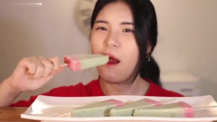 韩国美女吃西瓜冰淇淋，又冻又大口咬，嚼的好过瘾