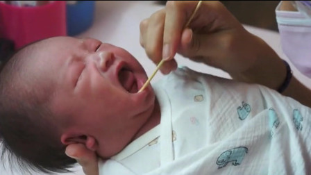育儿小百科：专业护士教你如何帮新生儿宝宝清洁口腔，家有小宝宝的收了吧！记得点关注哦