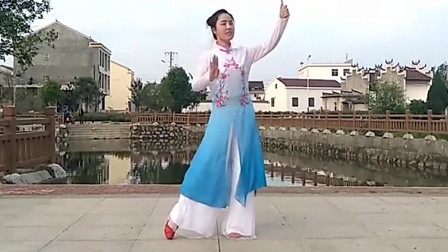 古典风格的辣妈跳广场舞《江南梦》舞姿优雅柔美，民族风真好看