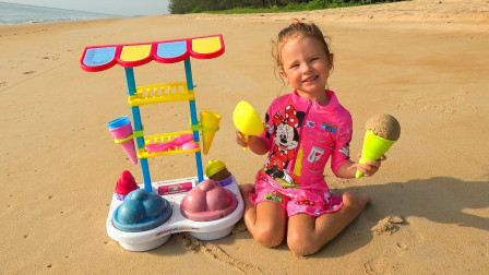 好有趣！萌宝小萝莉在沙滩上玩过家家做冰淇淋？趣味玩具故事