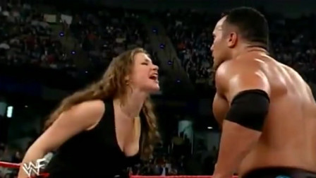wwe巨石强森 WWE 老板女儿干扰比赛 巨石强森忍无可忍大打出手