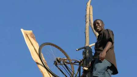 天才非洲小伙自学风力发电，为全村带来水源！这才是全村人的希望