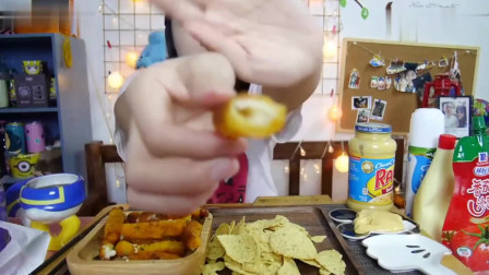 中国吃播：上海妹子吃炸芝士棒和玉米片蘸切达奶酪酱，热量爆棚！