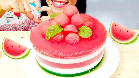 用西瓜制作的果冻蛋糕，看着就很清爽
