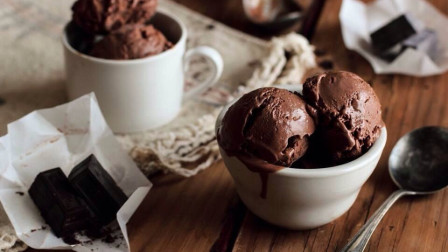 神奇的提味配料竟是这个 自制巧克力冰激凌 做法简单到不可思议