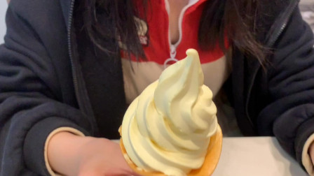试吃肯德基榴莲冰淇淋，看着很普通，但是吃起来还是很好吃的