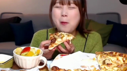 韩国美女一人吃巨无霸披萨，配上大鸡腿，超满足！