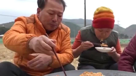 韩国吃播：韩国农村生活，一家三口吃妈妈做的绿豆瘦肉煎饼，家常饭太香了