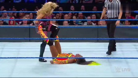 WWE：娜欧米释放边绳分腿式圆月，将娜塔莉娅牢牢压制！_0001