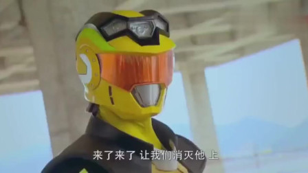 《巨神战击队之超救分队》蝎子怪想拿黄战卫的头盔，想的美