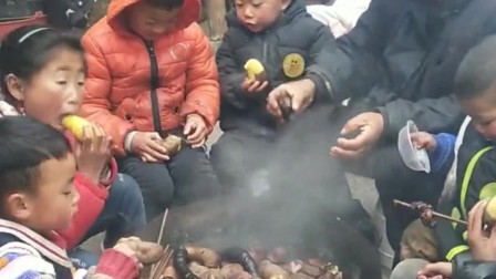 大凉山中的一家六口，带着五个孩子围在大锅前，这吃的是啥？