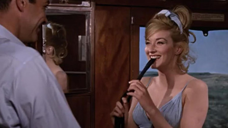 007与邦女郎火车包厢上演温情一幕，每个邦女郎咋就那么好看？