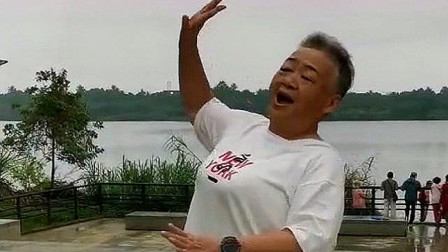网红奶奶跳最近正火的过河舞，不知道潘长江看到有何感想！