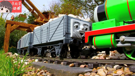 托马斯帮助詹姆士运输矿石 小火车森林穿梭快乐工作