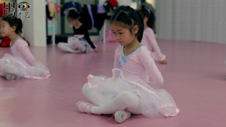 芭蕾舞教学：新生学习芭蕾舞坐姿训练！小姑娘好可爱哦！