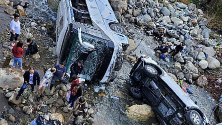 四川盐源县一旅游大巴侧翻坠河 车身变形玻璃全碎 已致8人受伤
