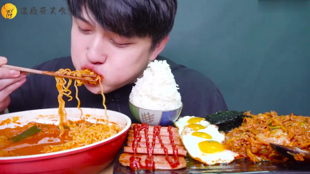 韩国小伙吃韩式泡面配烤肠大煎蛋，看着吃相太“狂野”了