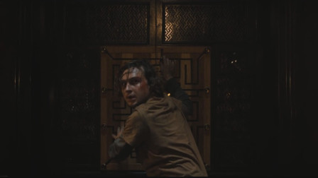 密室逃生：小伙被狼狈扔到一间密室，疯狂的寻找线索想要逃出去