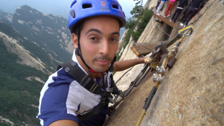 国外小伙挑战中国最险峻的山路，华山栈道，隔着屏幕都觉得恐怖