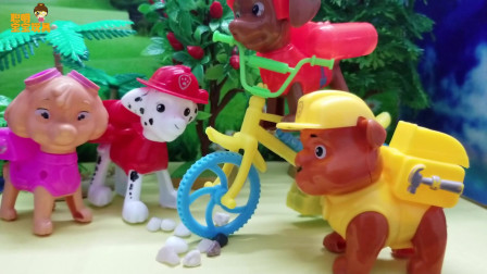 《汪汪队》玩具故事，噢，自行车被大石头的挡住了！
