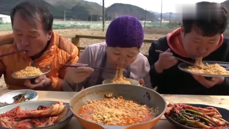 韩国吃播：韩国农民家庭的美食，面条、辣白菜加腌葱很好吃，用锅盖吃更香