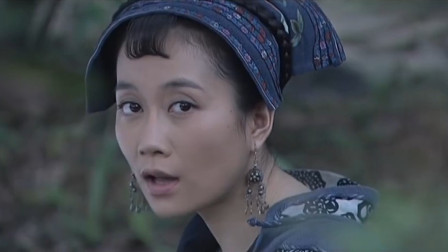 边城汉子:小伙偷看寡妇给孩子喂奶,结果寡妇一句话,吓得小伙立马跑了