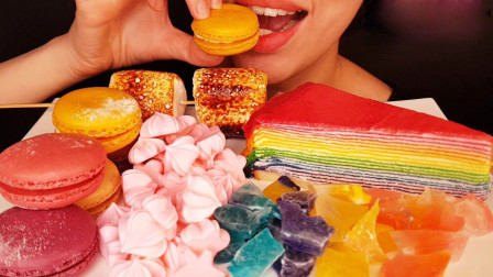 妹子吃网络流行的各种甜品：宝石糖、马卡龙、千层蛋糕