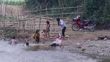 在老挝农村，不论男女都在河里洗澡，如今仍然保持这样的风俗