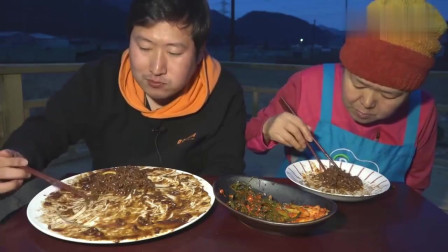 《韩国农村美食》乡下人吃晚饭，炸酱面+辣白菜，母子二人吃得很开心