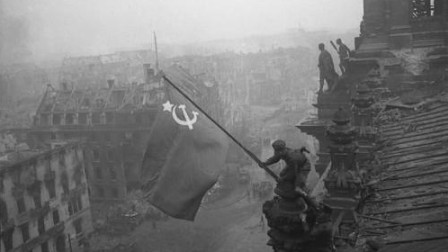 苏联红军攻克柏林，希特勒而亡
