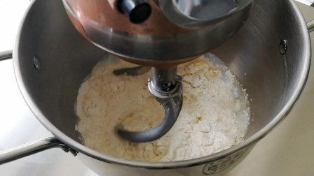 厨师机揉面包面团一个出手套膜12分钟，一个28分钟，为什么